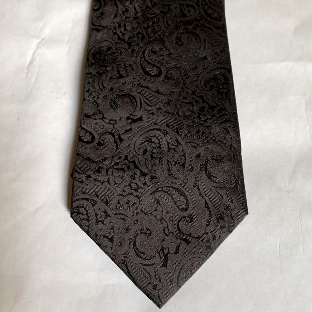 Pronto Uomo dark brown paisley with black background. NWT 100% silk.